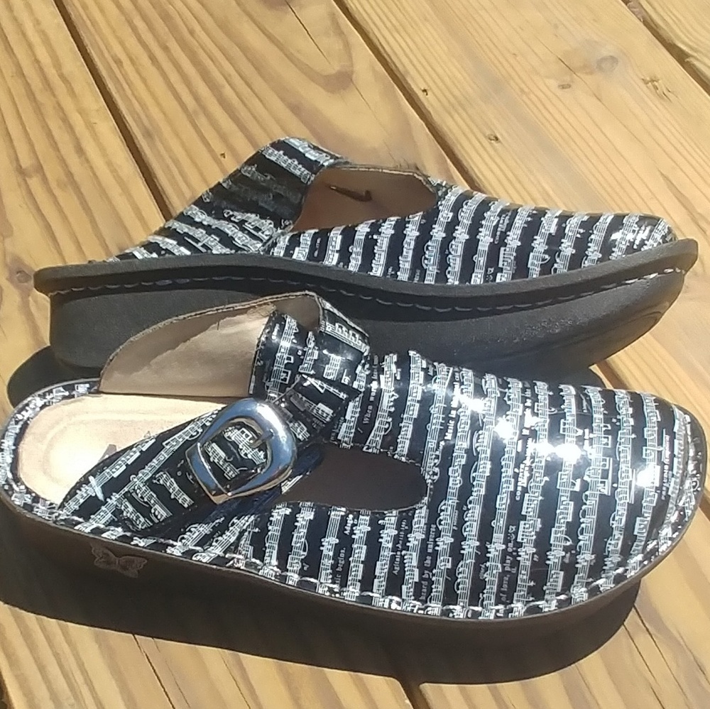 Alegria by PG Lite clogs sz 38 with music notes